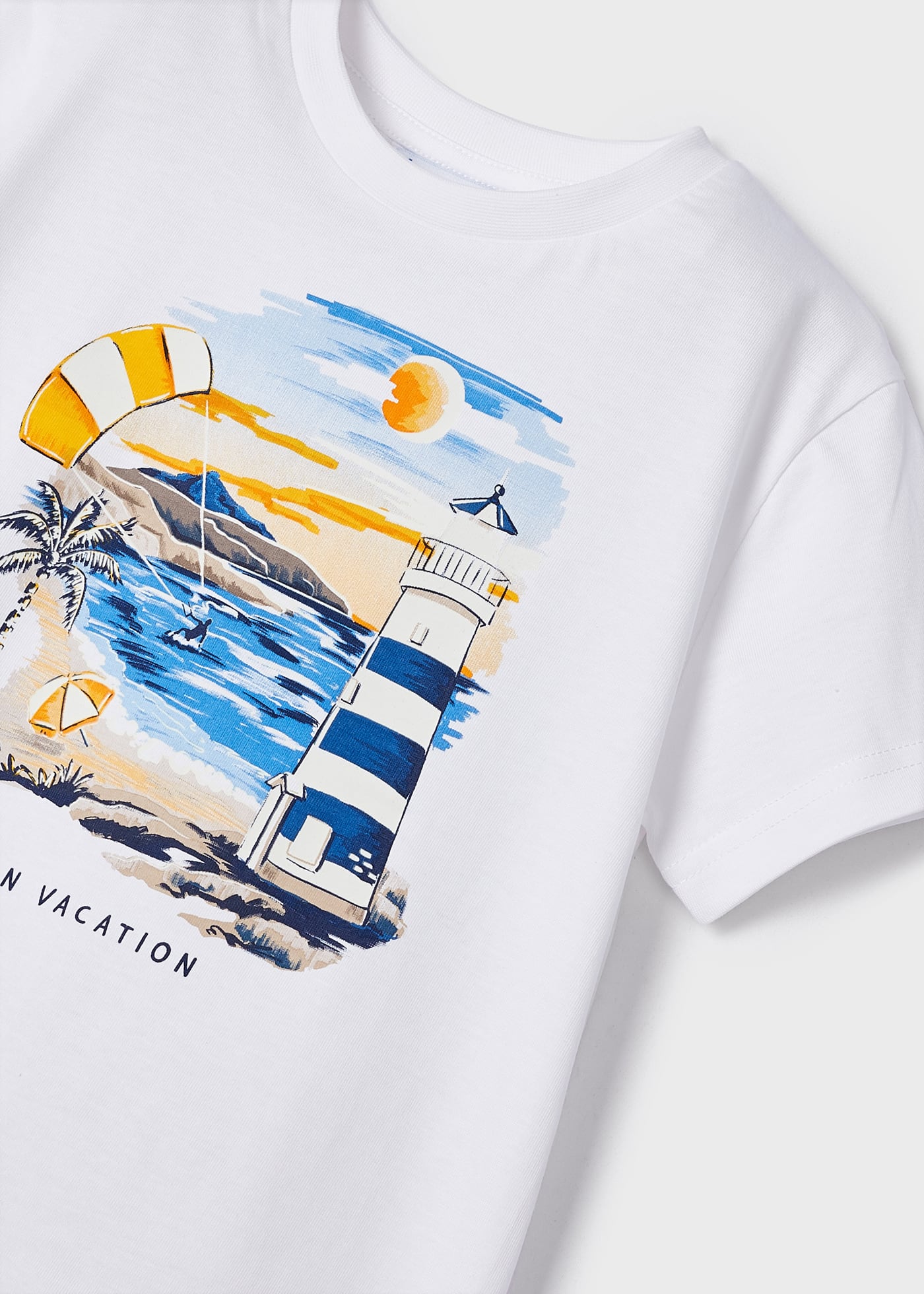 Camiseta infantil com estampa interativa, feita de algodão sustentável.