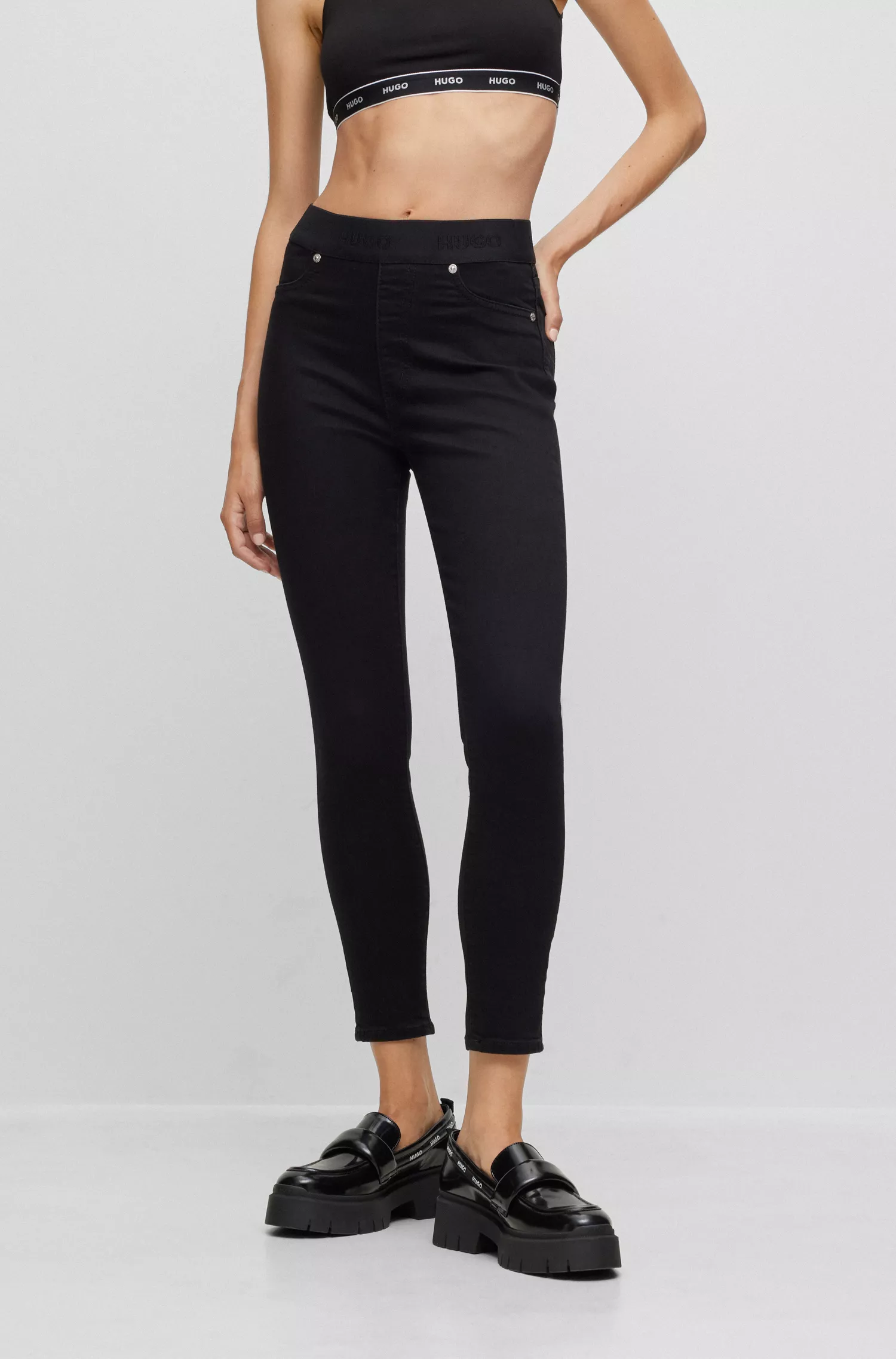 HUGO Red - Jeggings extra-slim em denim preto com cós com logo.
