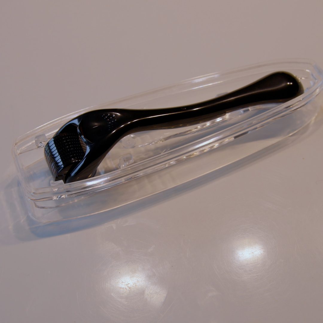 Mikro Nadel Pflege Roller Massage Gerät für Gesicht und Bart - Schwarz