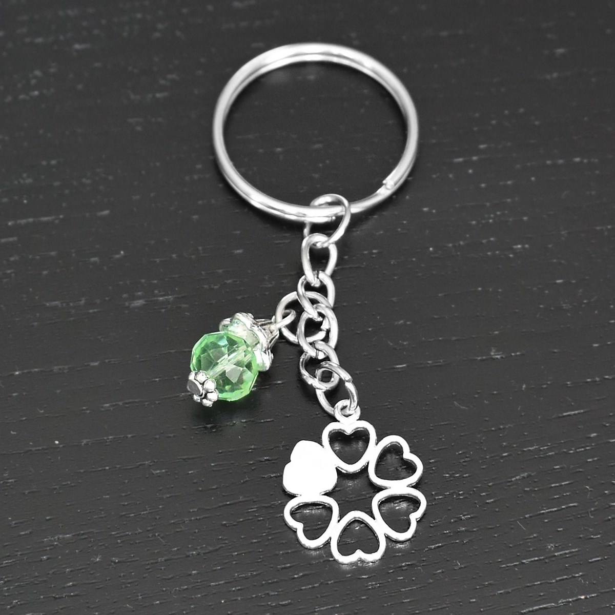 Porte-clés cercle de coeurs argenté et perle à facettes verte