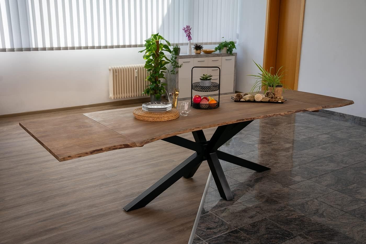 SAM Baumkantentisch 160 (260) x 90 cm Jannik, Akazienholz massiv & stonefarben, Esstisch inkl. 2 Ansteckplatten 50 x 90 cm, echte Baumkante, Spider-Metallgestell in Schwarz