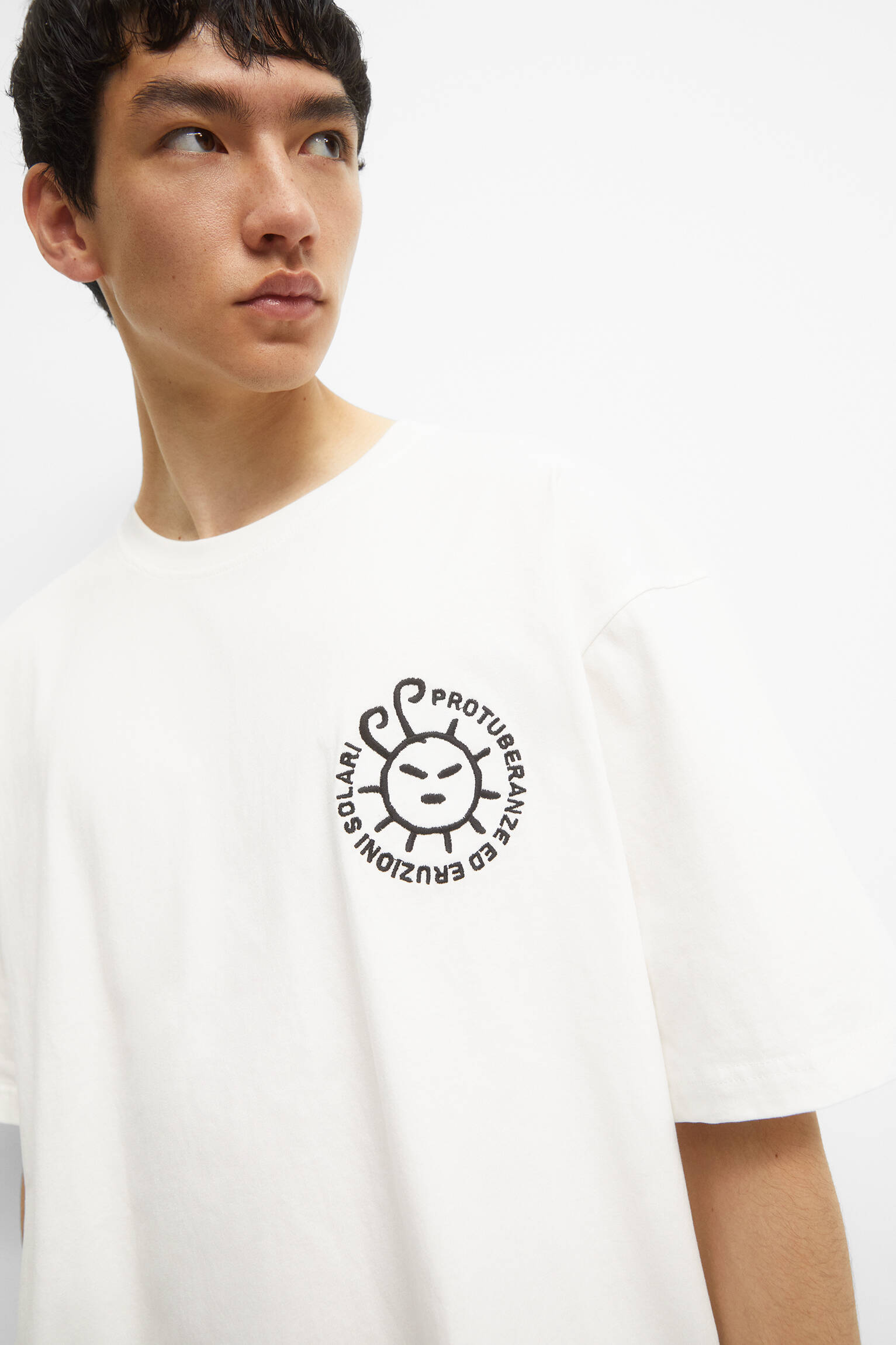 CAMISETA DE MANGA CURTA COM SOL BORDADO - BRANCO SUJO