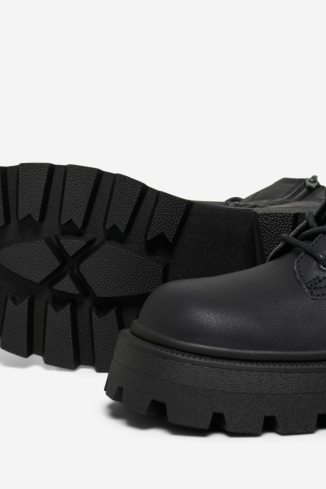 Botas de amarrar com sola tratorada