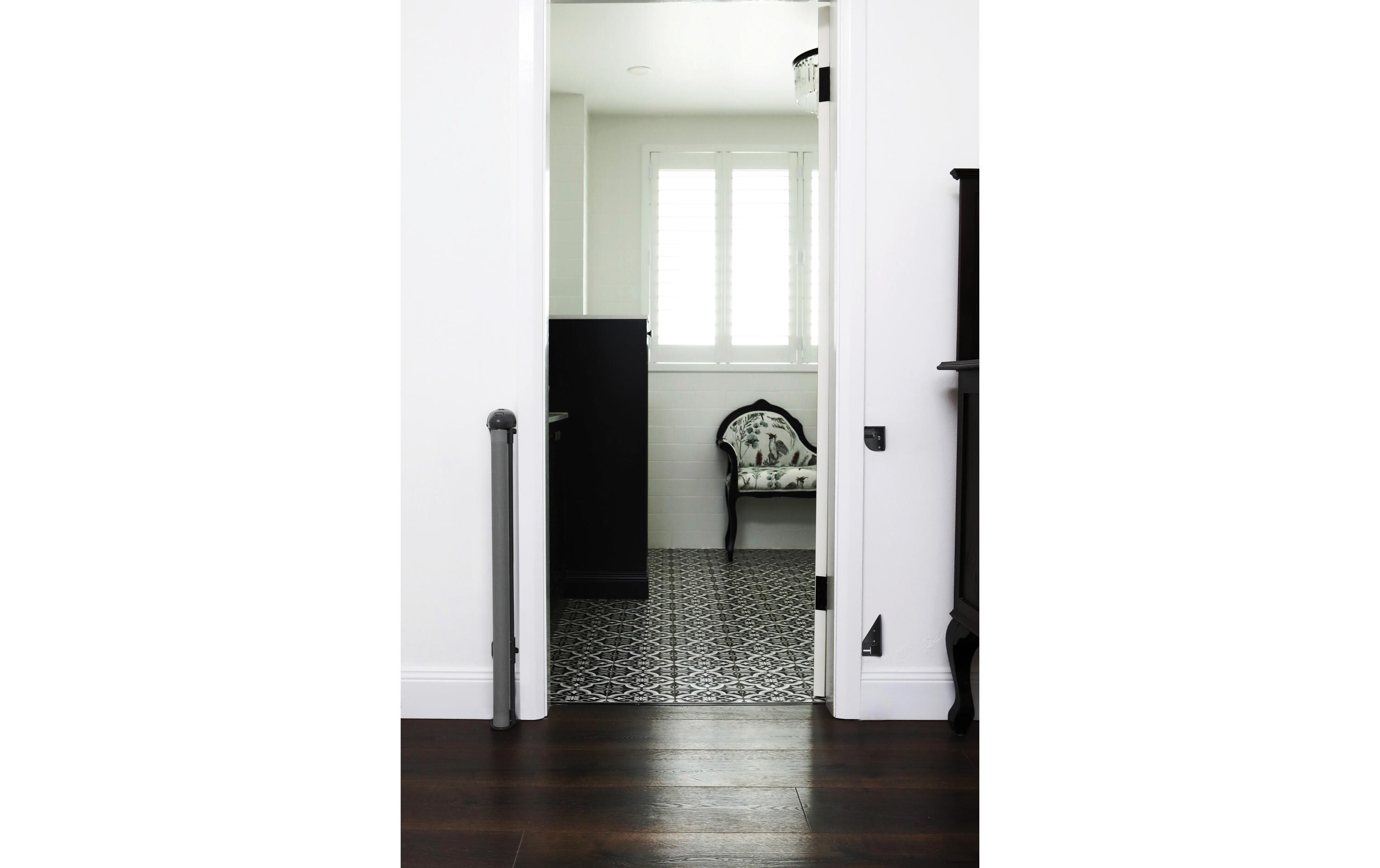 Türschutzgitter Glide n Hide 60 cm - 140 cm GrauEinziehbares Türschutzgitter zum Anschrauben