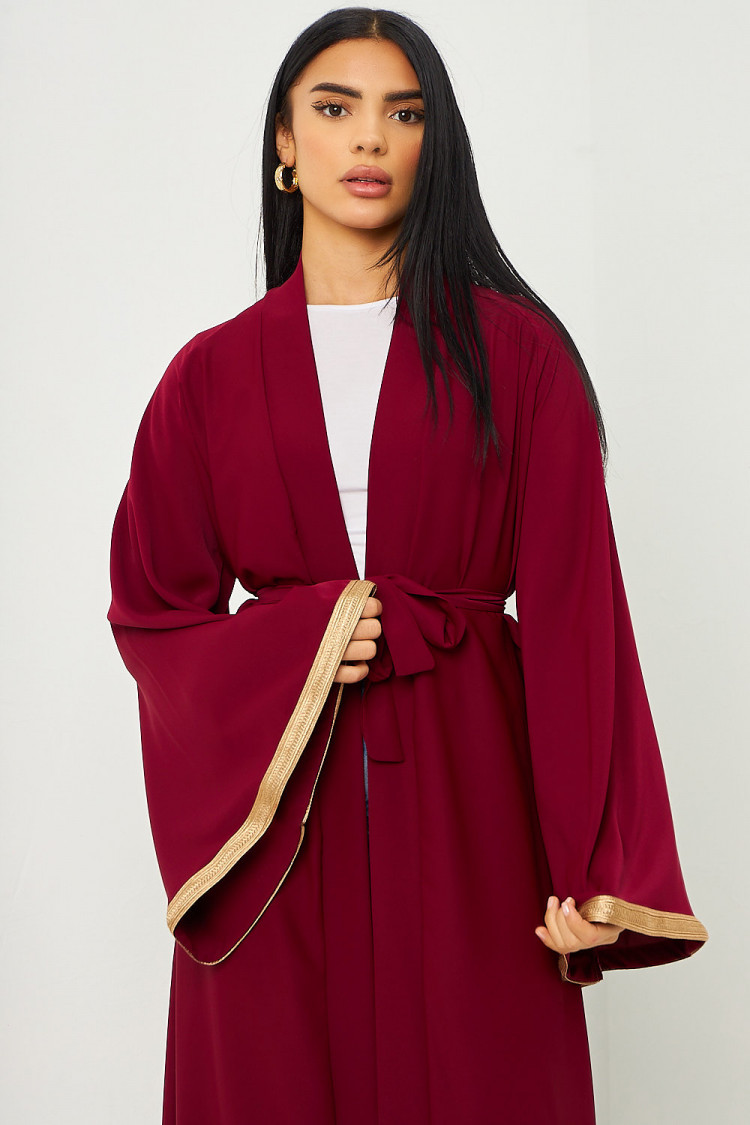 Kimono bordeaux ceinturé empiècement doré sur les manches