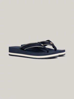 Chinelo de dedo com placa de bandeira