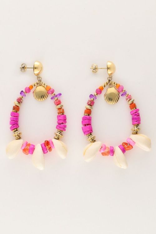 Art oorhanger met roze kralen en schelpen