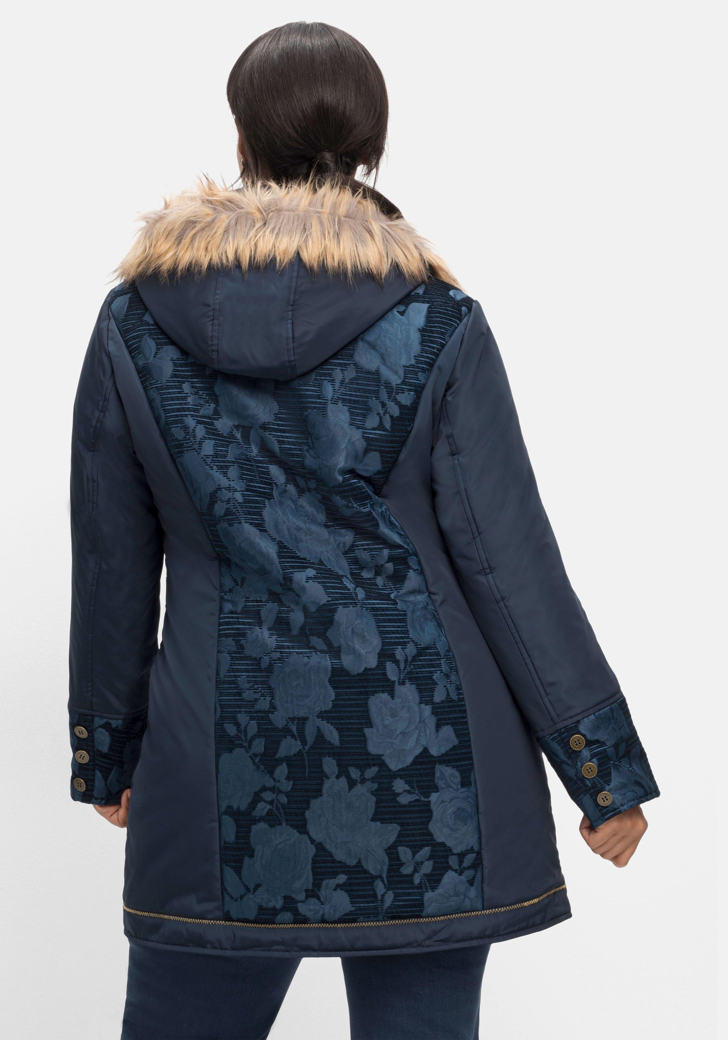 Outdoorjacke mit Kapuze und femininen Details