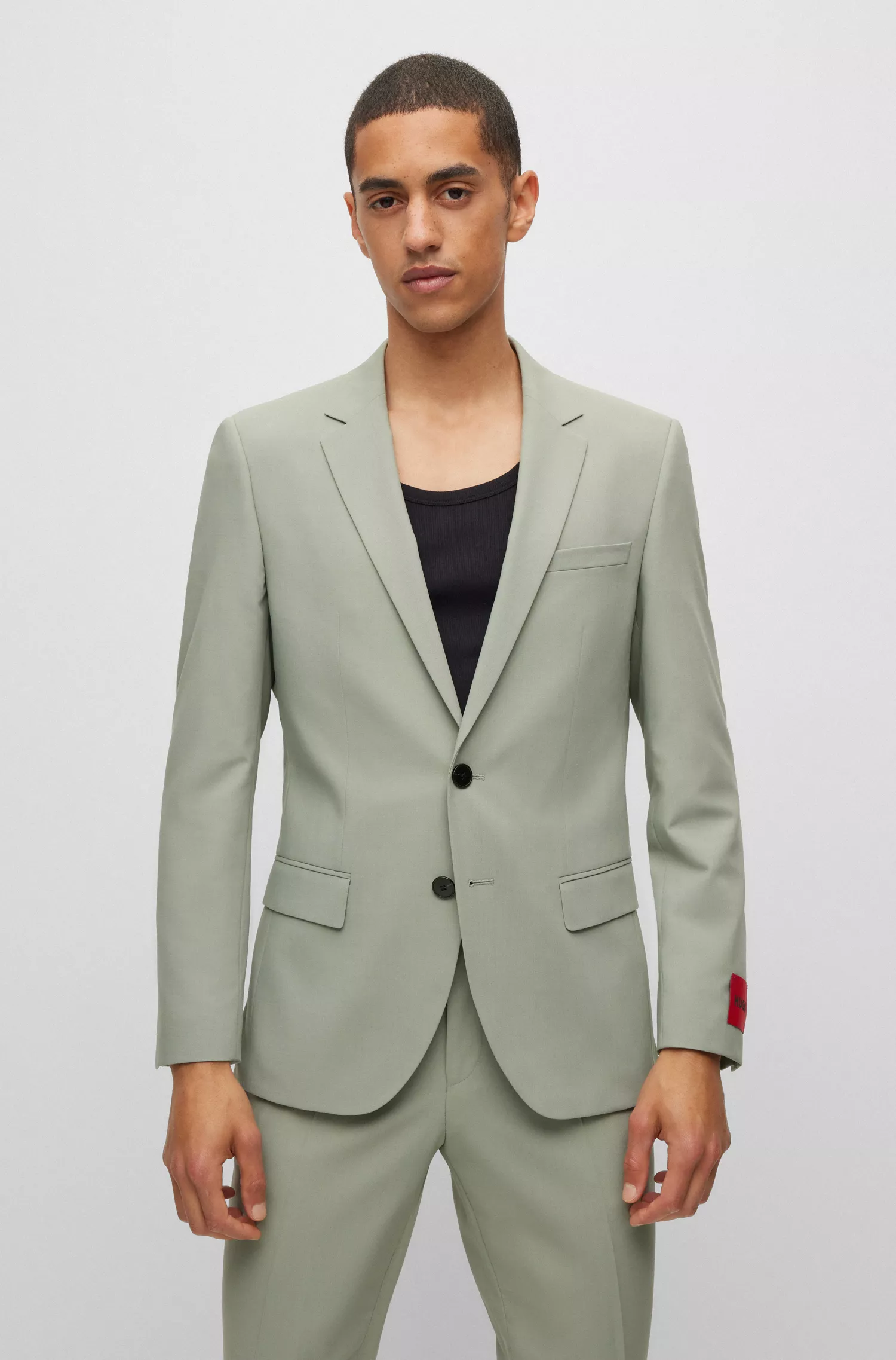 Terno HUGO vermelho, corte slim, em tecido elástico de alta performance.