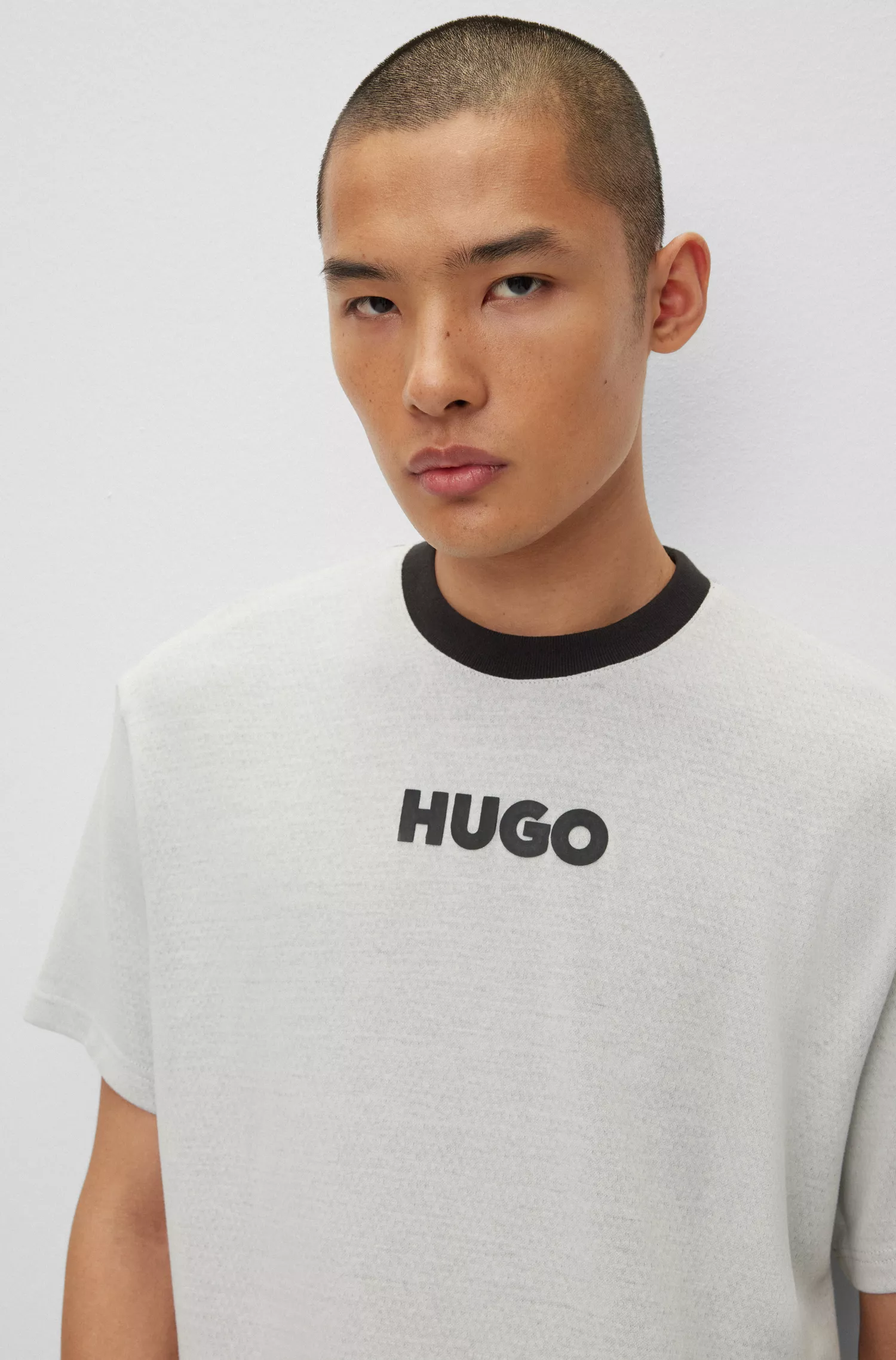 Camiseta HUGO vermelha de modelagem relaxada com logotipo decorativo refletivo.