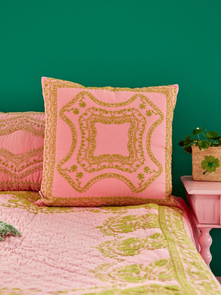 Rice - Bomuldspude Blød Pink med Grønt Broderi