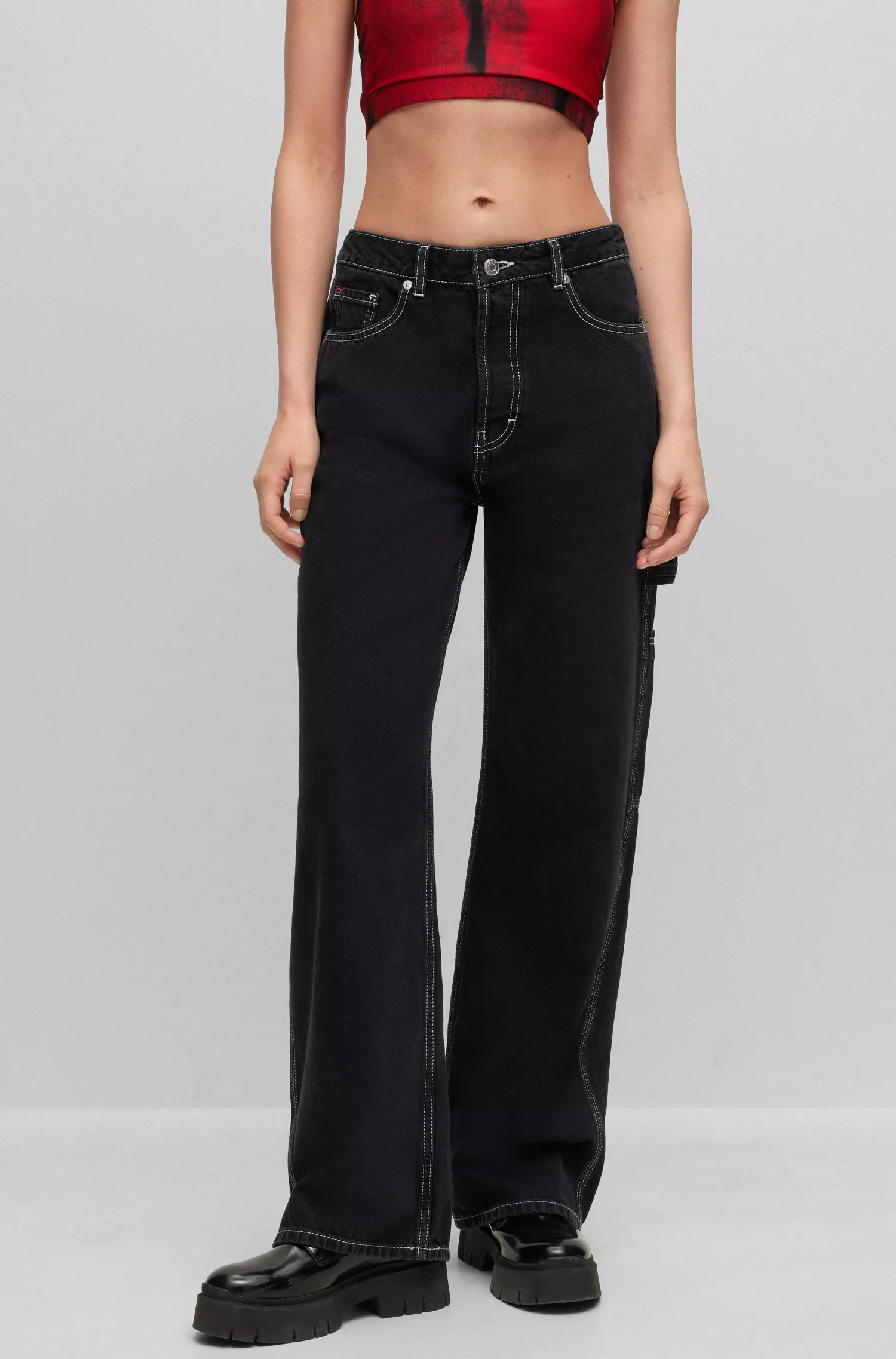 Calça jeans HUGO vermelha, modelagem relaxada, em denim rígido preto.
