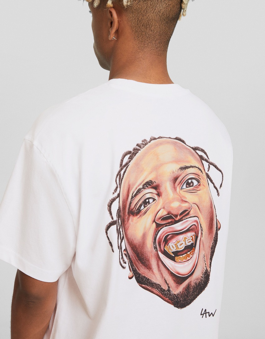 Camiseta de manga curta com estampa Rock The Bells e modelagem quadrada.