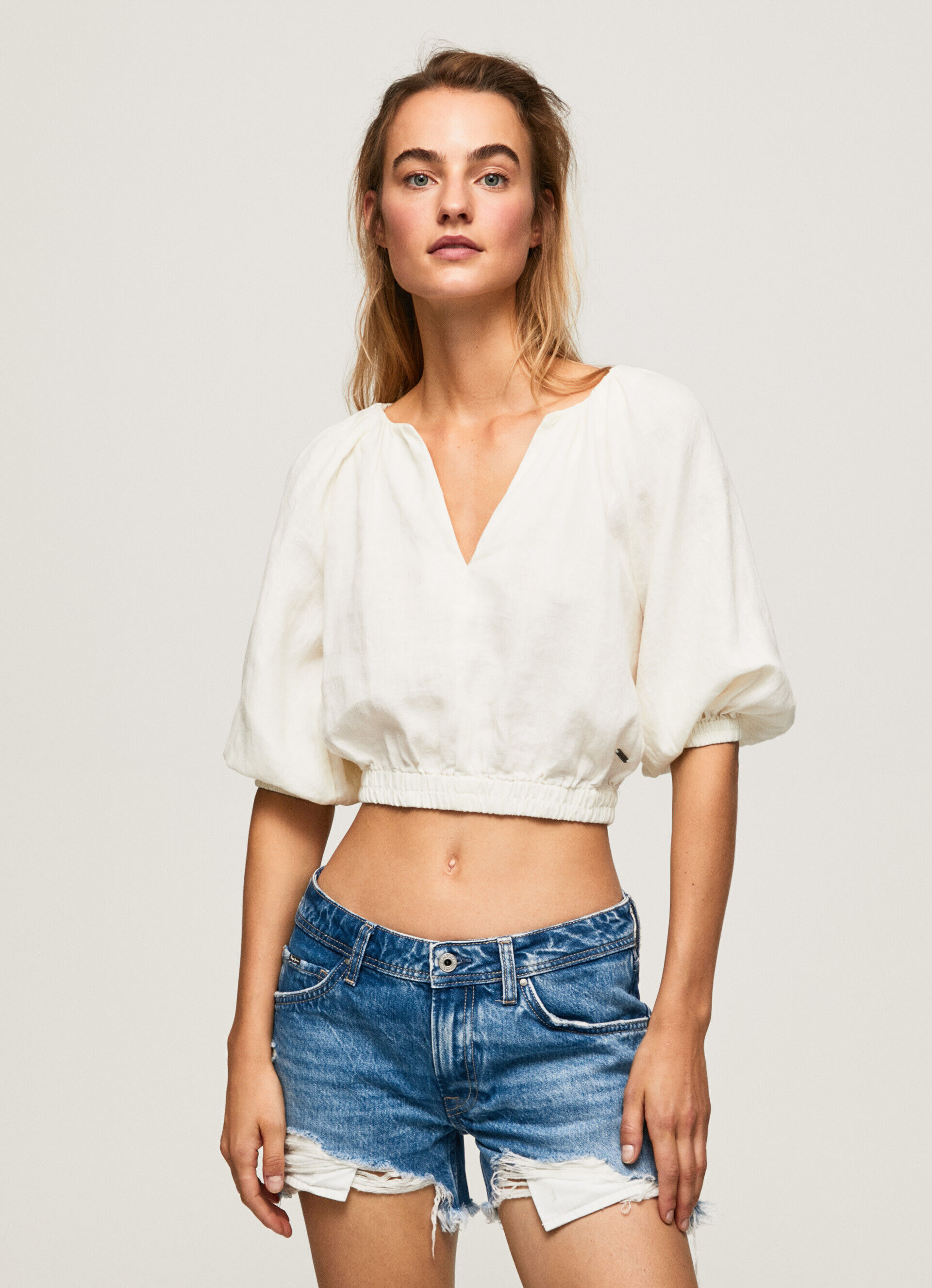 Blusa cropped com decote em V - branca mousse