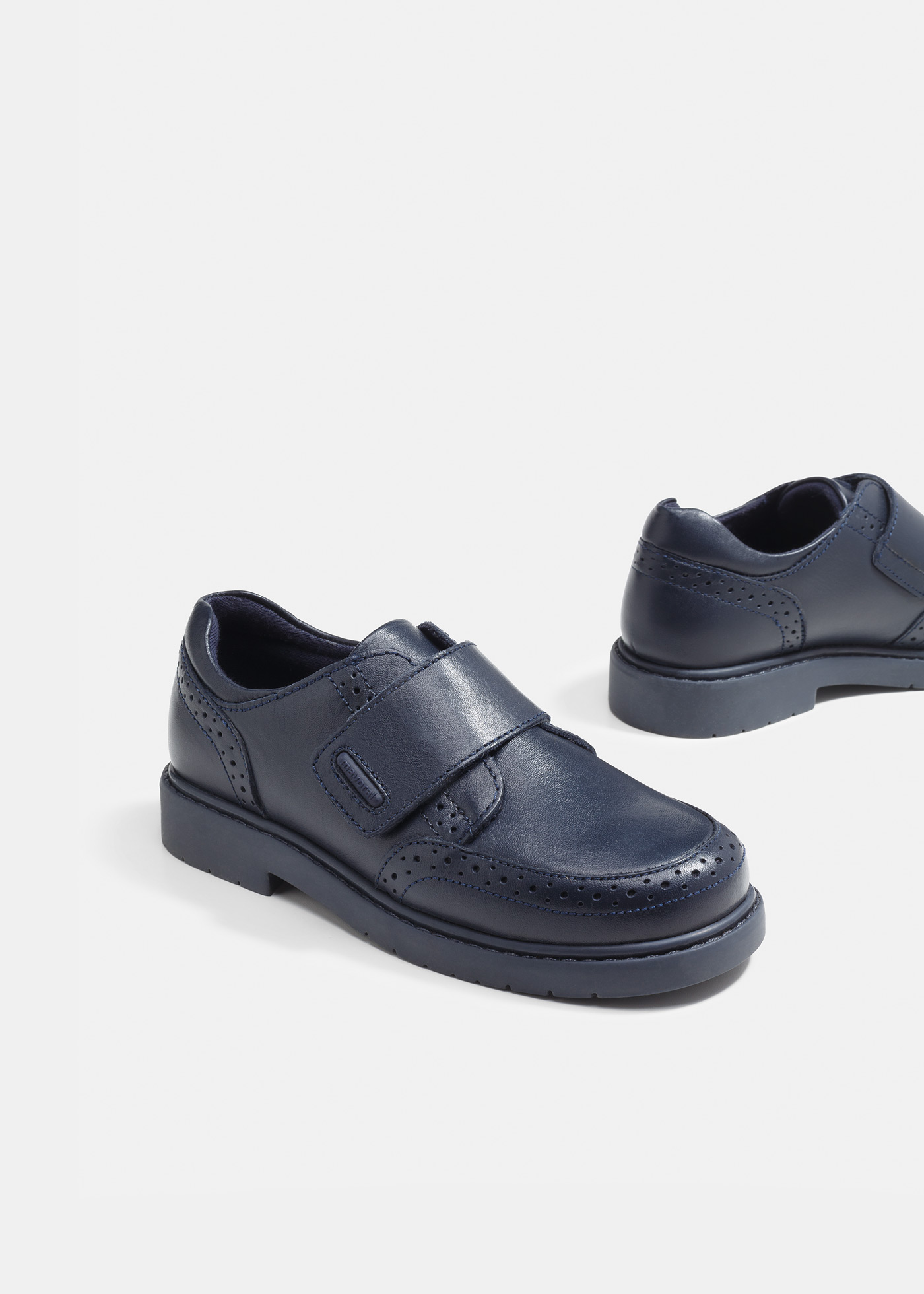 Sapato escolar com fecho de velcro