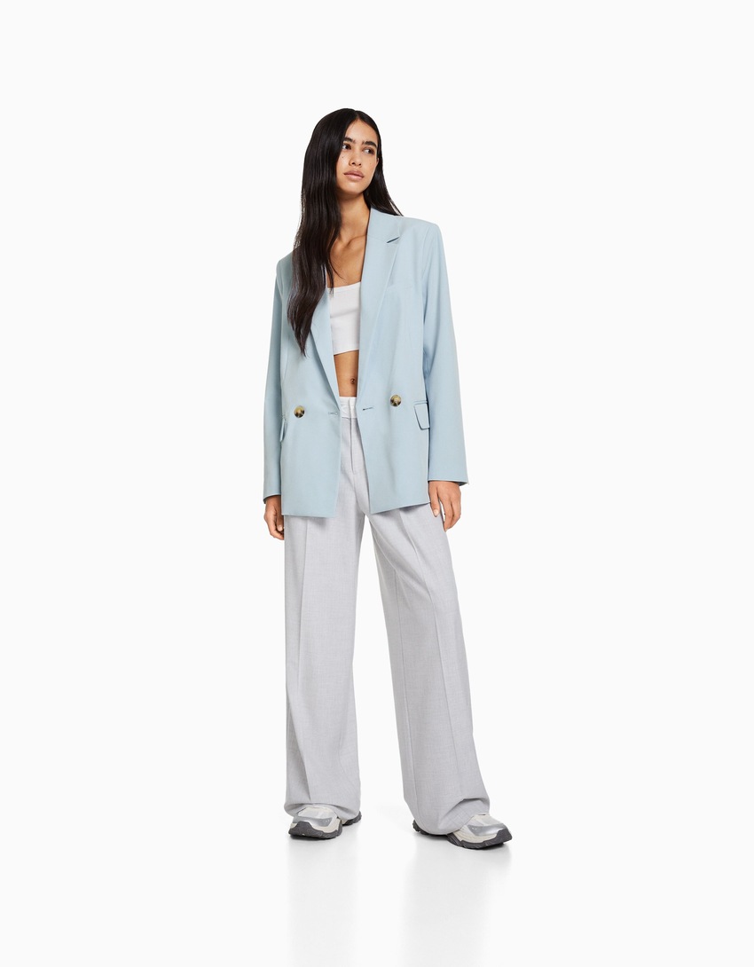 Blazer feminino de corte regular e abotoamento duplo.