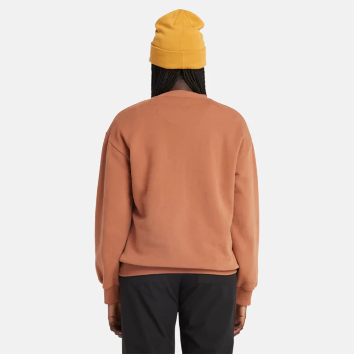Moletom feminino com gola redonda e logo na cor terracota.