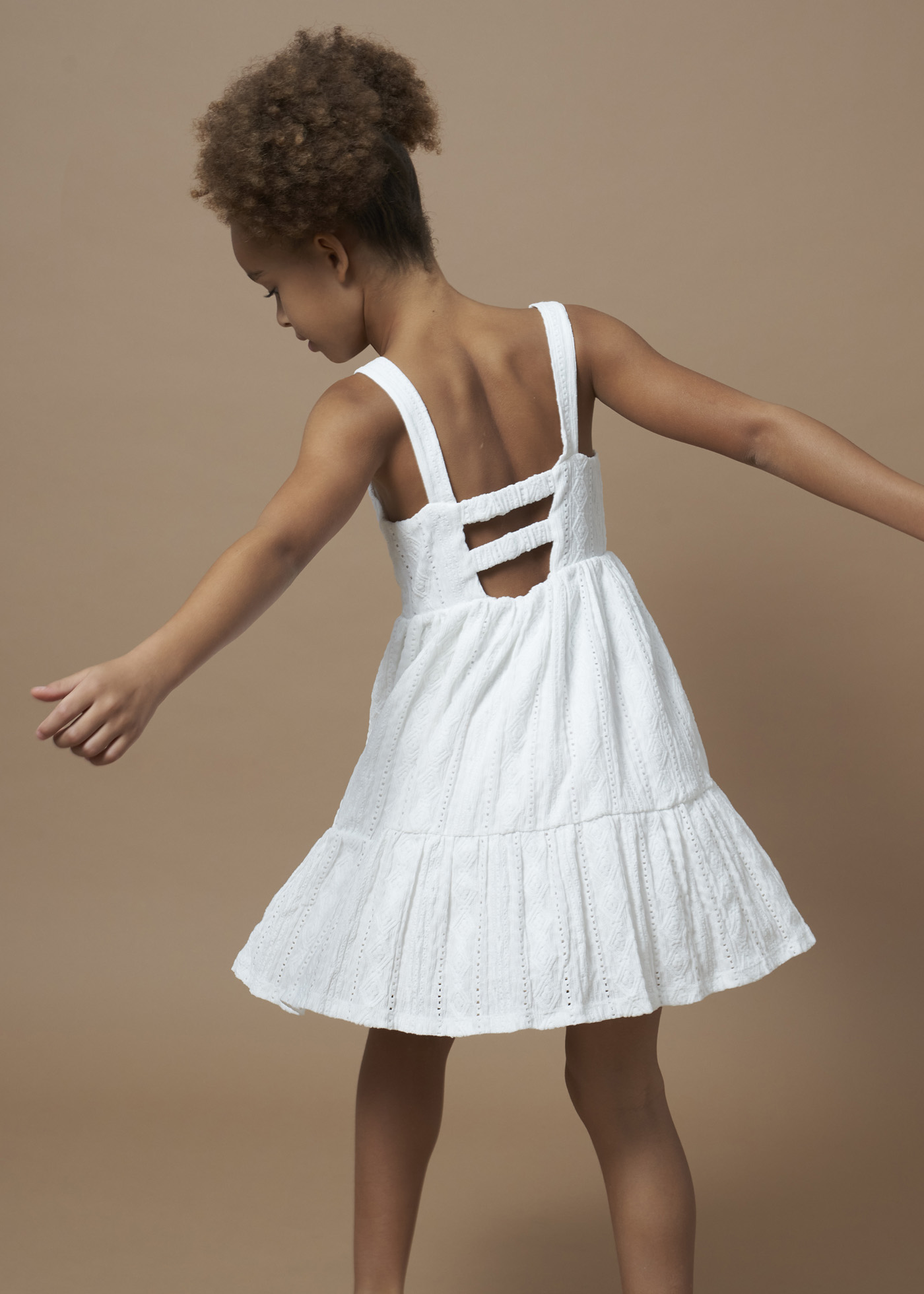 Vestido perfurado para menina
