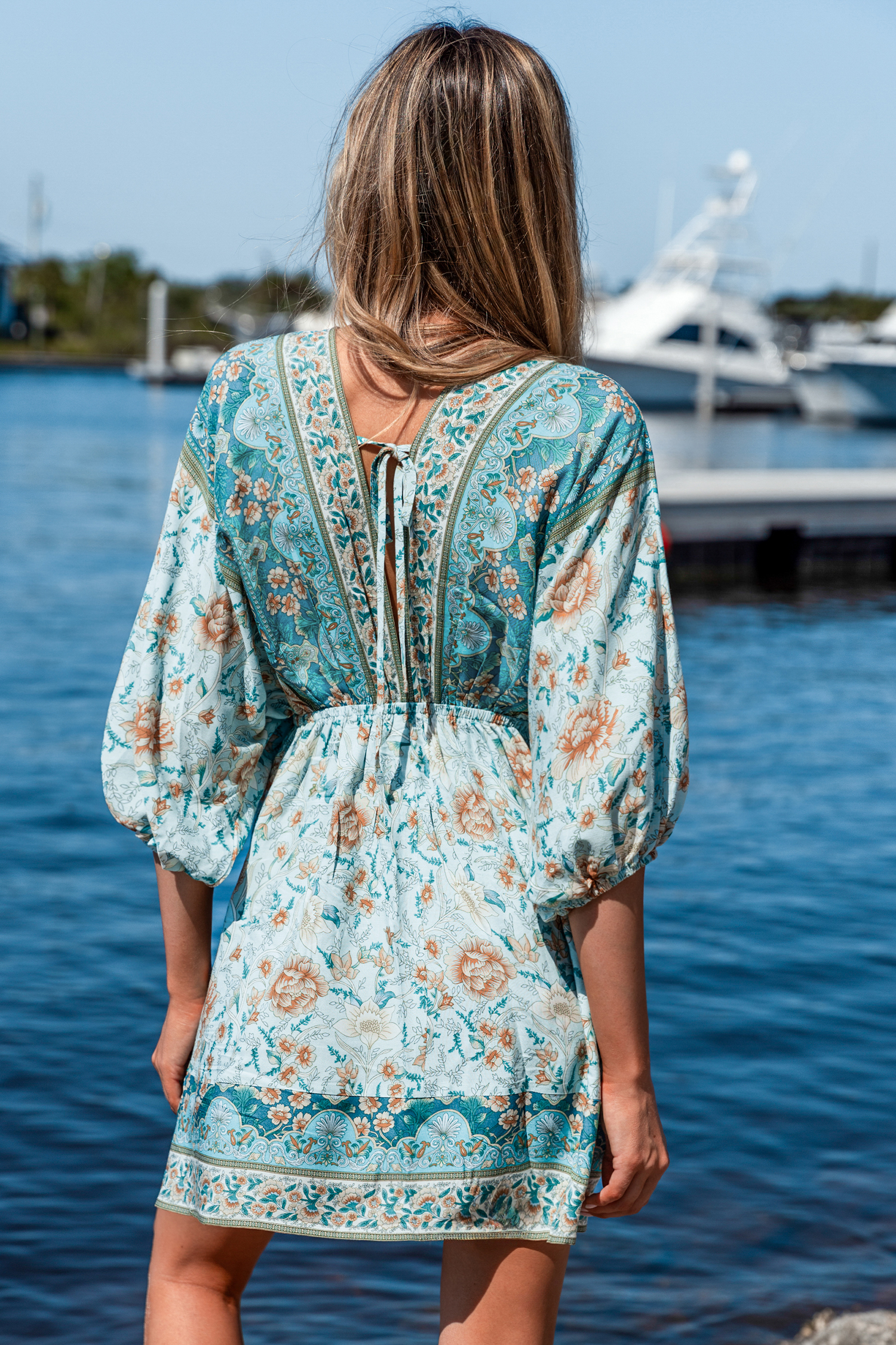Robe mini avec col plongeant à fleurs bleue