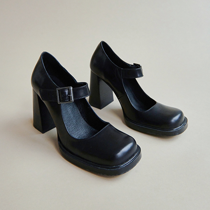 Babies à boucles et bouts carrés  en cuir noir