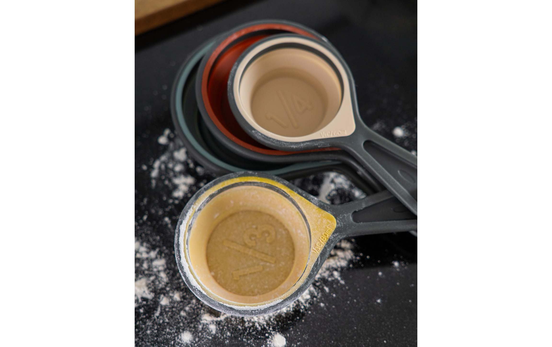 Messbecher 4er Set 1/4 dl bis 1 dl, Mehrfarbig4 in 1 Cup Messbecher Set aus grauem Silikon mit farbiger Innenseite