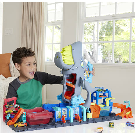 Hot Wheels ultra shark car wash playset