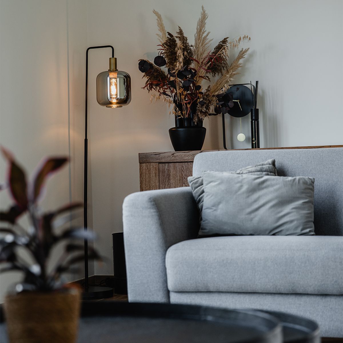 Design vloerlamp zwart met goud en smoke glas - Zuzanna