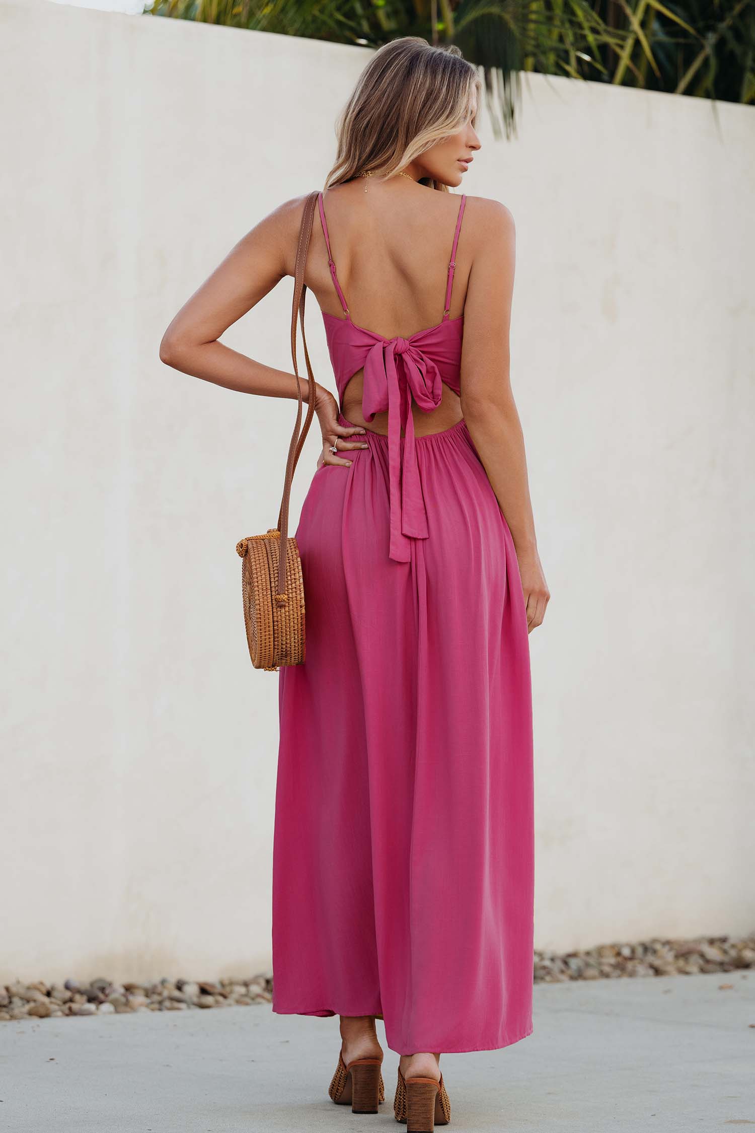 Robe maxi torsadée à col en cœur avec trou de serrure rose