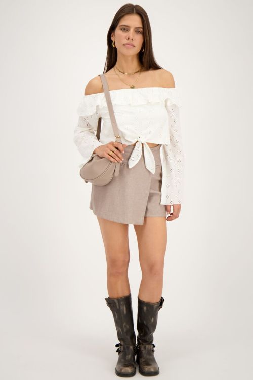 Witte off-shoulder top met broderie en strikdetail