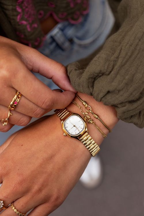 Vintage armband connected