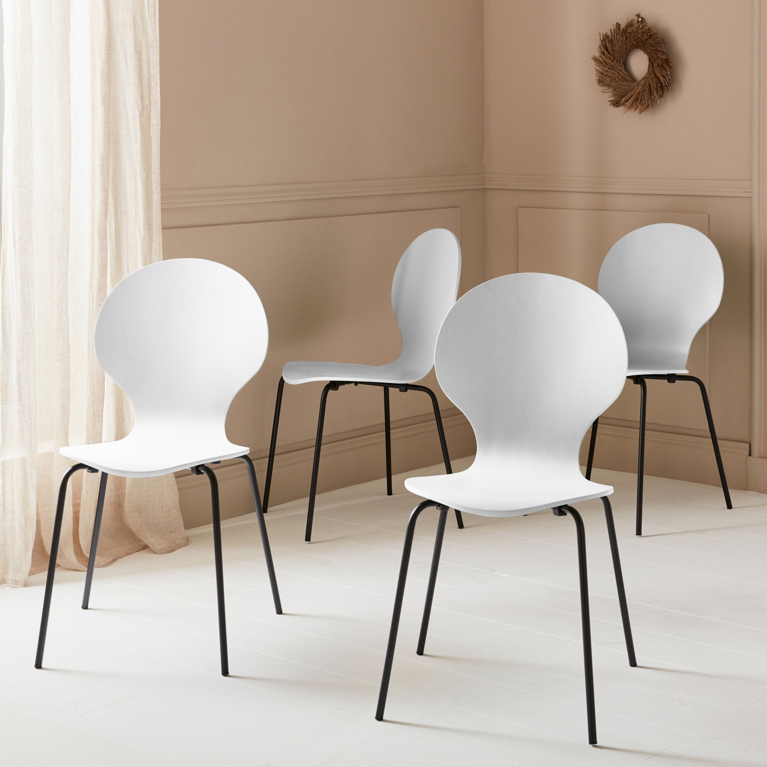 Lot de 4 chaises blanches. Rétro empilables. Bois d'hévéa et contreplaqué. Pieds en acier. Naomi. L 43 x p 48 x h 87cm
