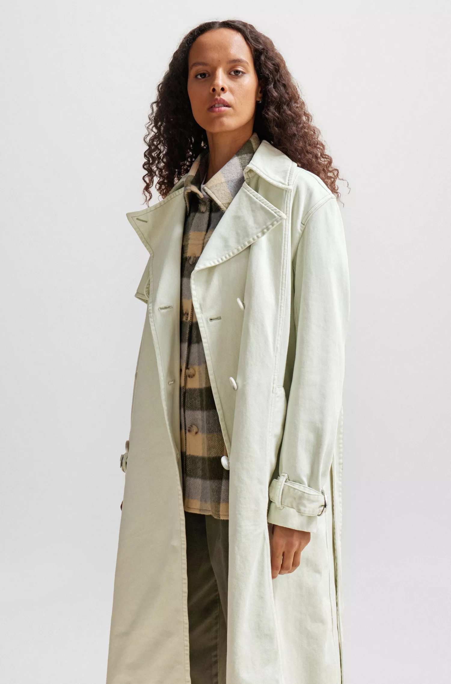 Trench coat BOSS laranja, modelagem oversized, em algodão repelente à água.