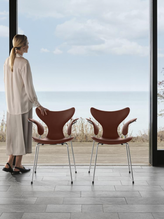 Fritz Hansen Lily gestoffeerde stoel met armleuning Grace black