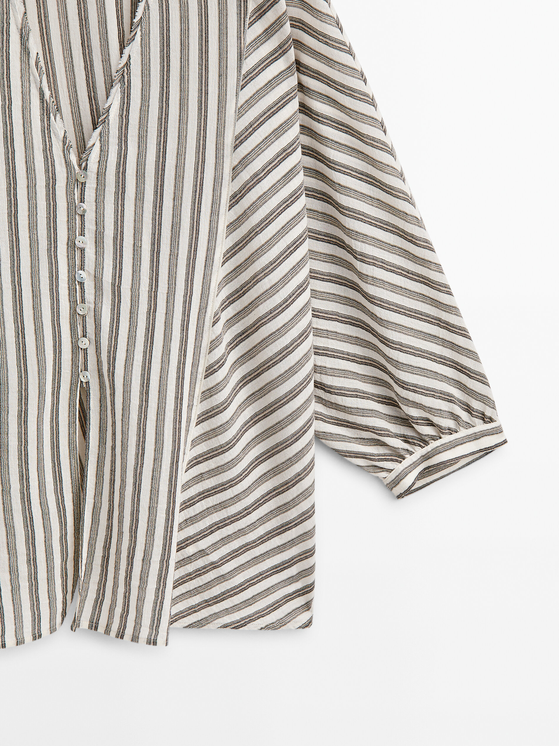 Camisa raia com acabamento gofrado - MARRÓN