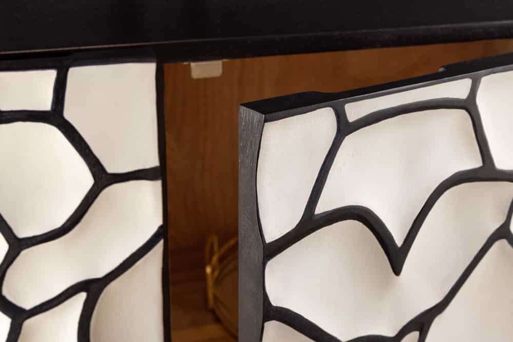 Massivholz Highboard VULCANO 120cm weiß schwarz Mangoholz mit 3D Schnitzereien handmade Metallgestell gold