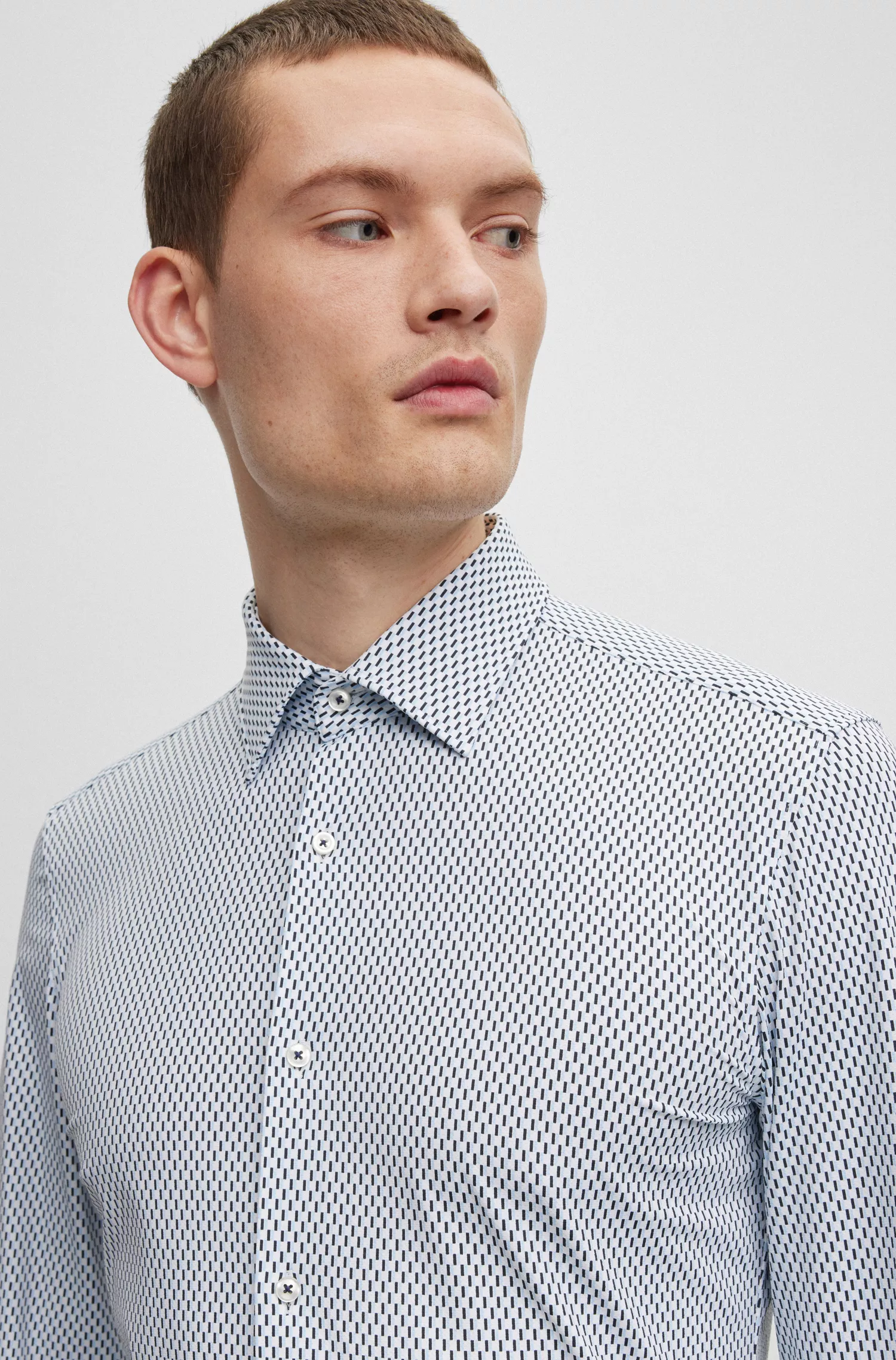 Camisa BOSS preta de corte slim em tecido elástico de alta performance com estampa.