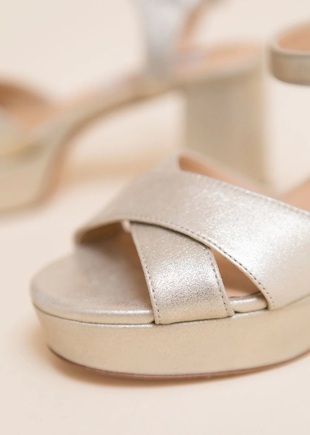 SANDALE PLATEAU CUIR PLATINE
