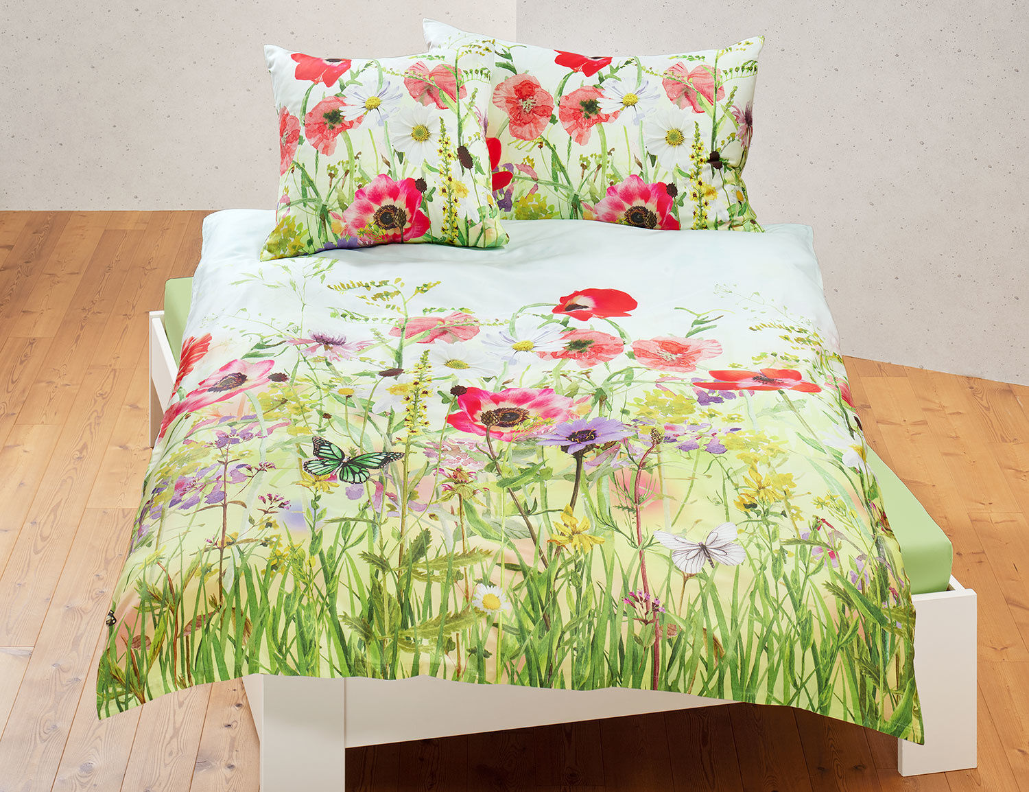 Bettwäsche mit farbenfroher Blumenwiese und Schmetterlingen