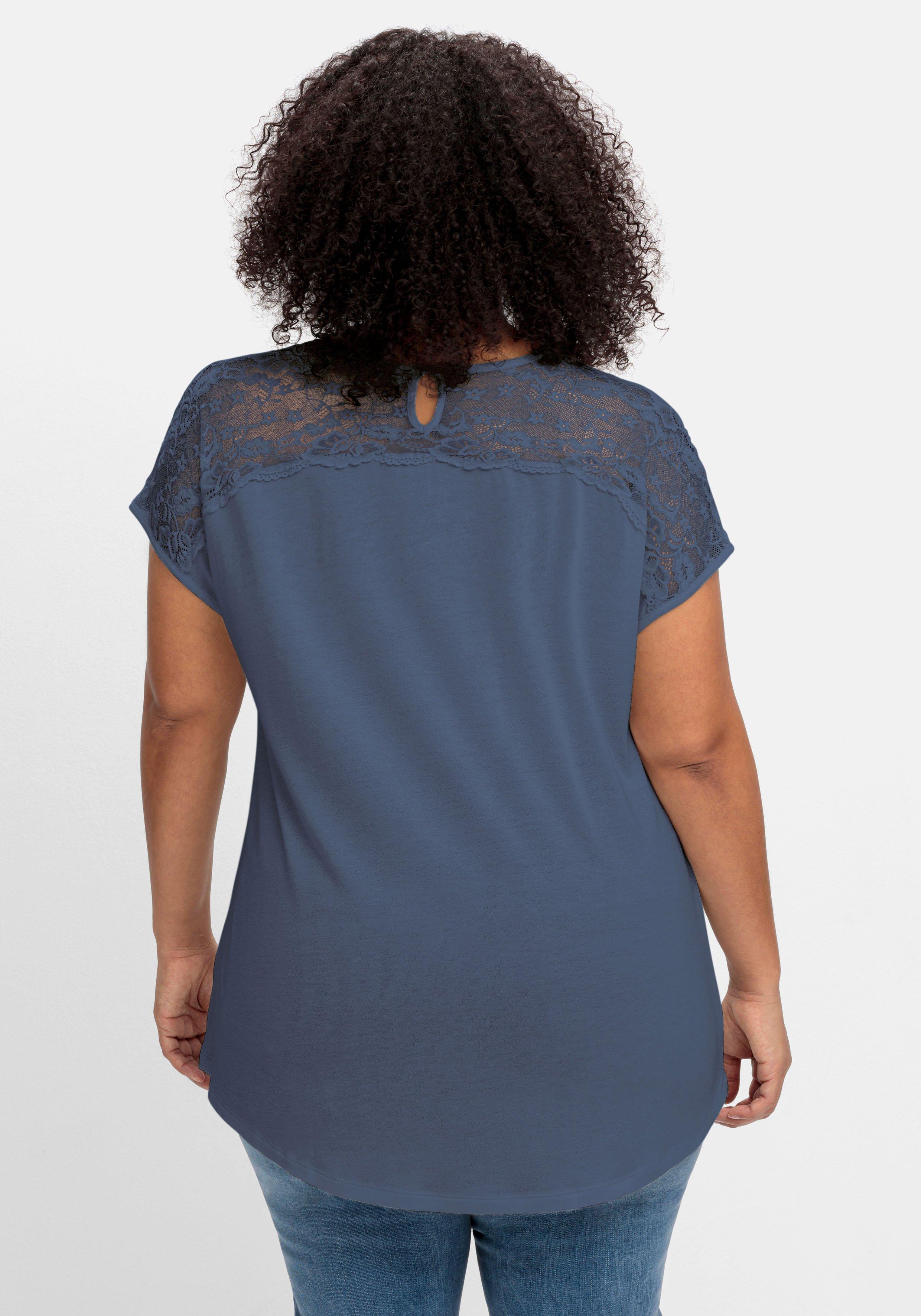 Shirt mit Spitzenpasse an der Schulterpartie