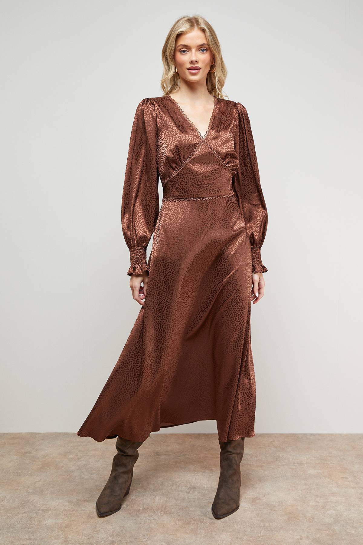 Oasis Robe Mi-Longue en Satin Jacquard
