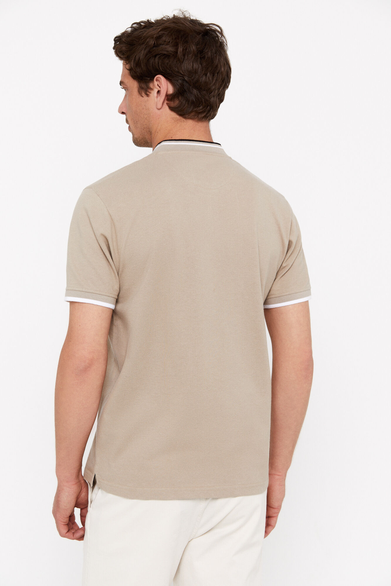 Camisa polo com gola bomber - Bege