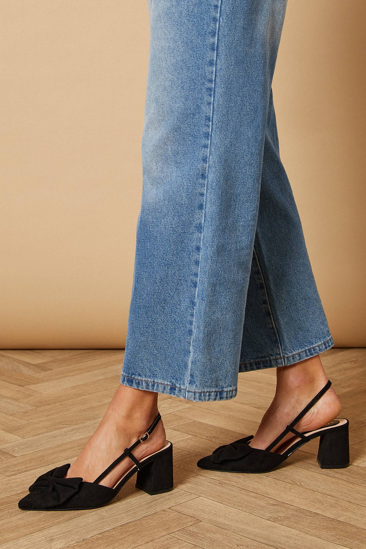 Oasis Chaussures Dorinda à Talon Bloc et Bride Arrière en Daim Synthétique avec Nœud