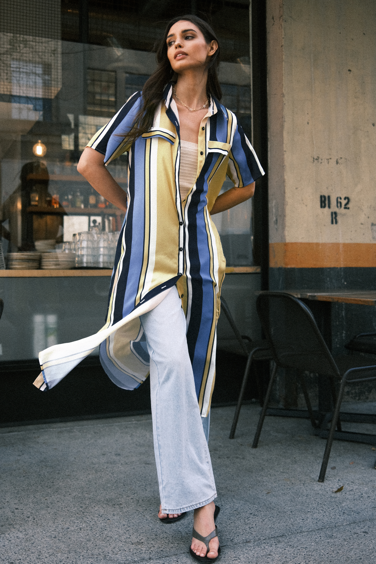 Robe chemise midi avec rayures bleues et jaunes et boutons
