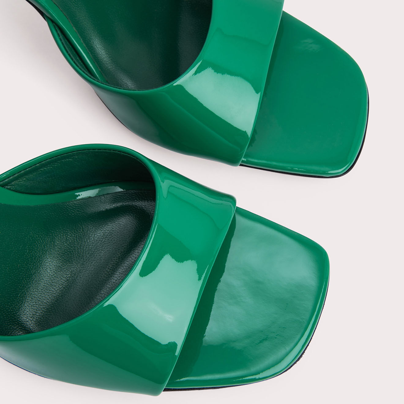 By Far Mules en Cuir verni Michele vertes - Talon 10 cm