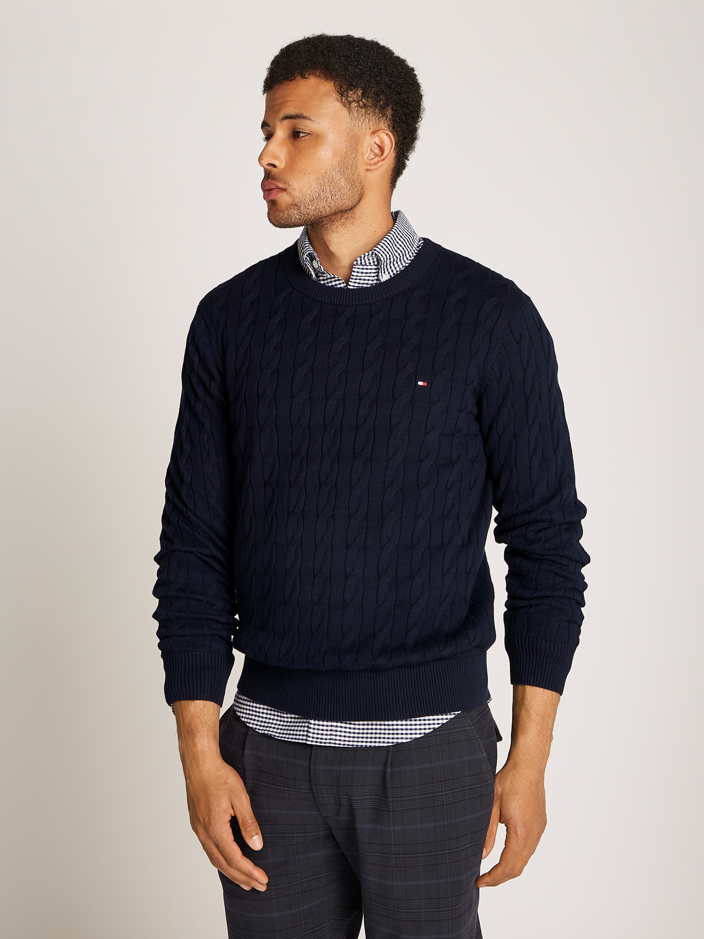 Tommy Hilfiger Strickpullover »CLASSIC CABLE CREW NECK mit Strukturstrick und Flaglabel«, unifarben, casual, regular fit, Baumwolle, Rundhals