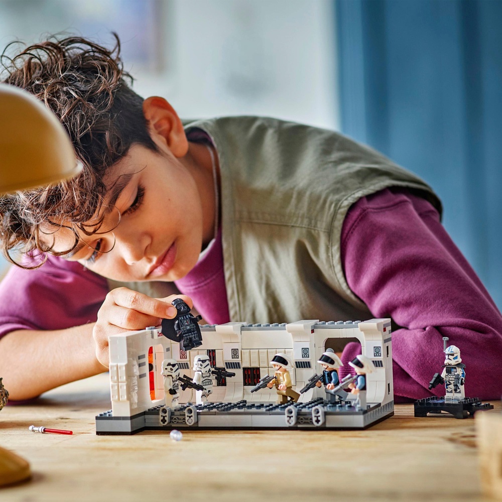 LEGO Star Wars 75387 Entering the Tantive IV Set