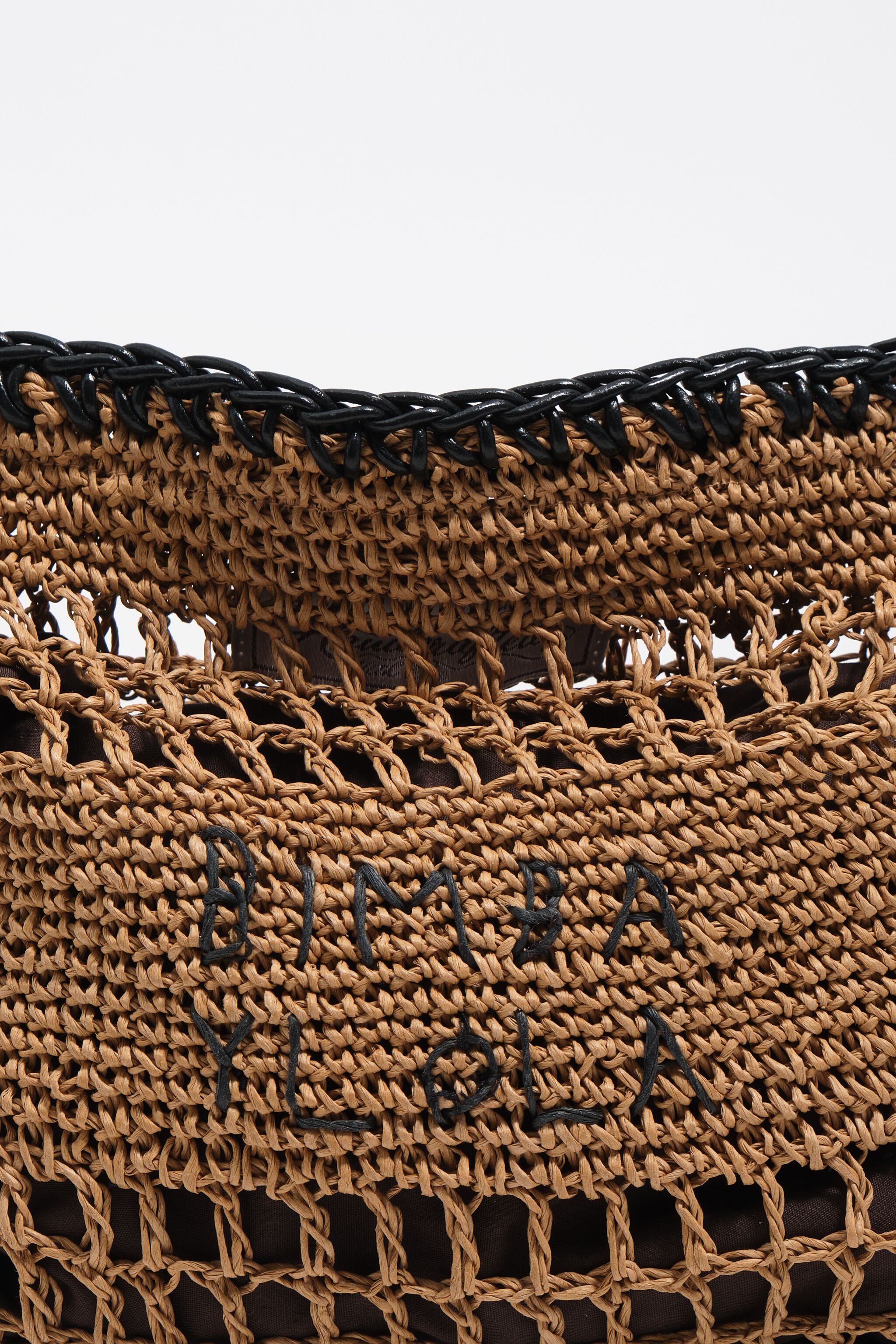 Bolsa de tamanho médio em tom natural escuro com efeito ráfia.