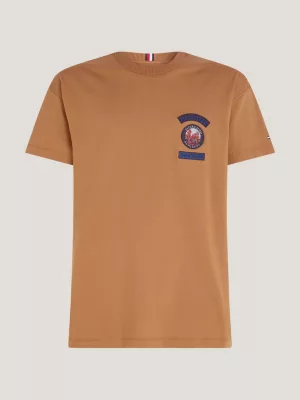Camiseta de malha com vários logotipos e modelagem ajustada.
