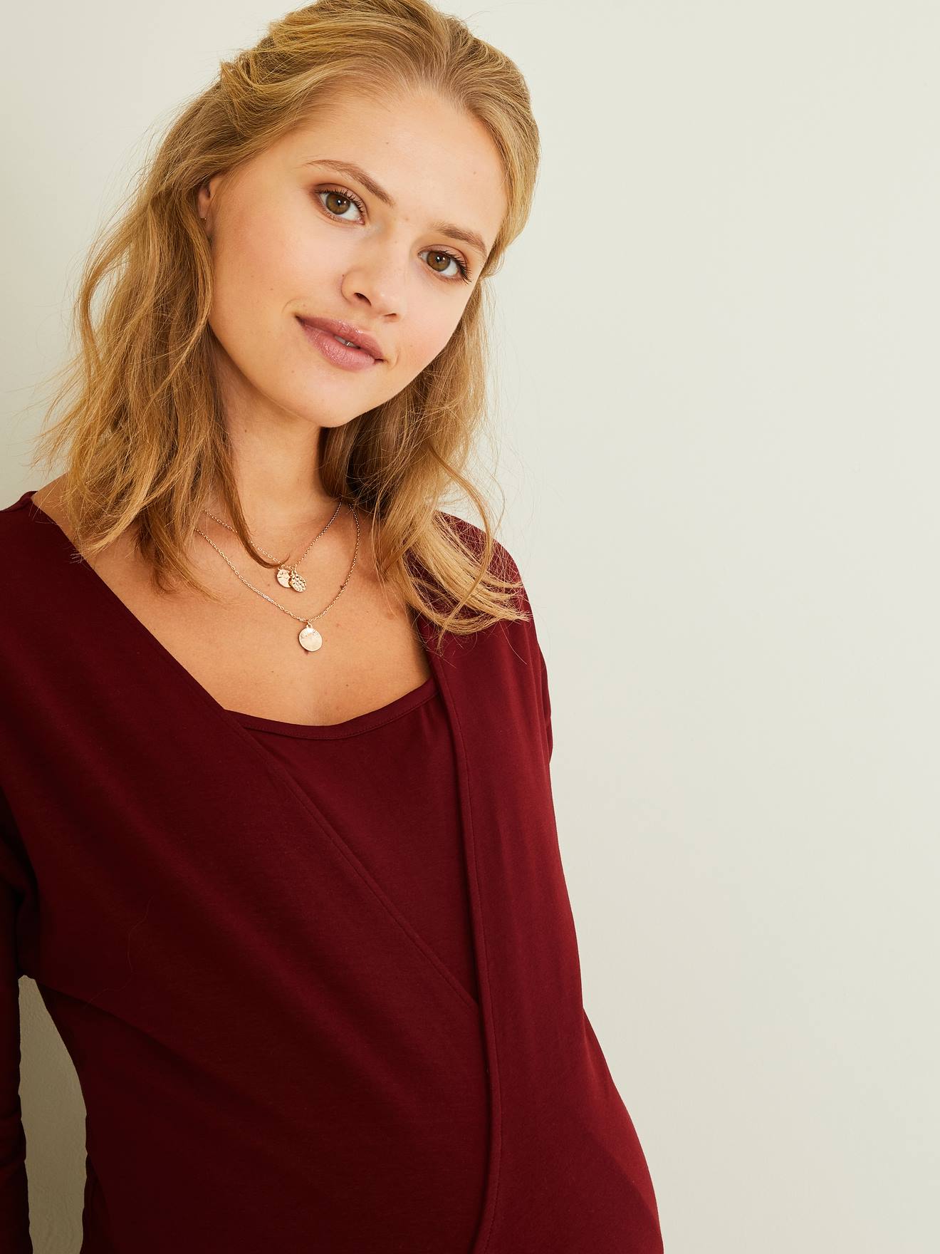 Camiseta de maternidade e amamentação lisa marrom médio com decote cruzado