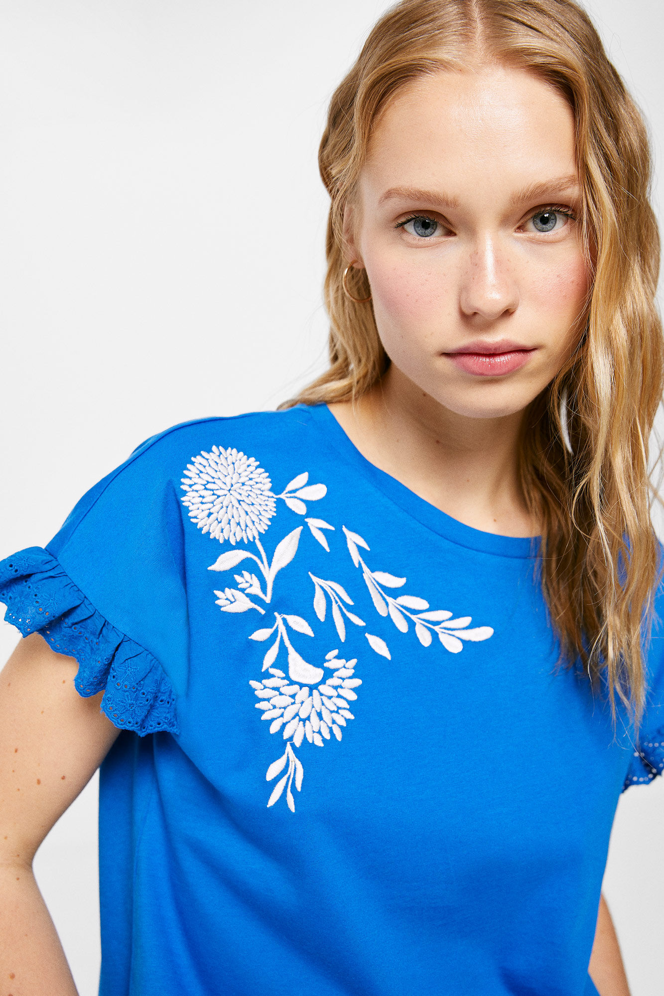 Camiseta com babados e bordado de flores